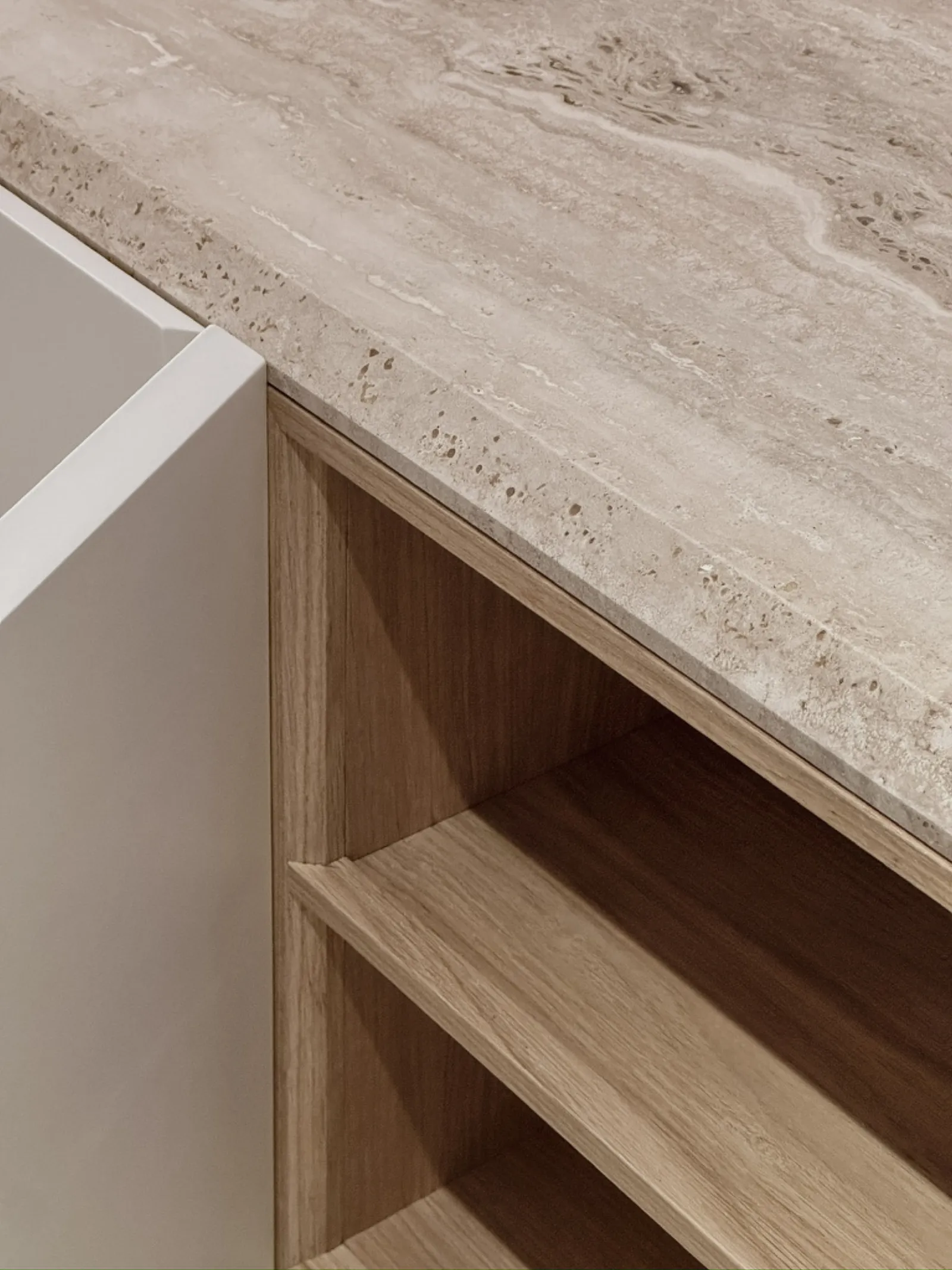 Mensola su misura in legno e travertino, disegnata come dettaglio architettonico