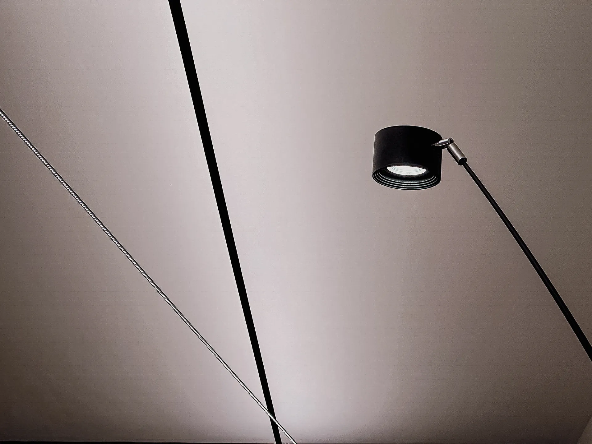 Una linea di luce sottile disegna il soffitto e accompagna lo spazio