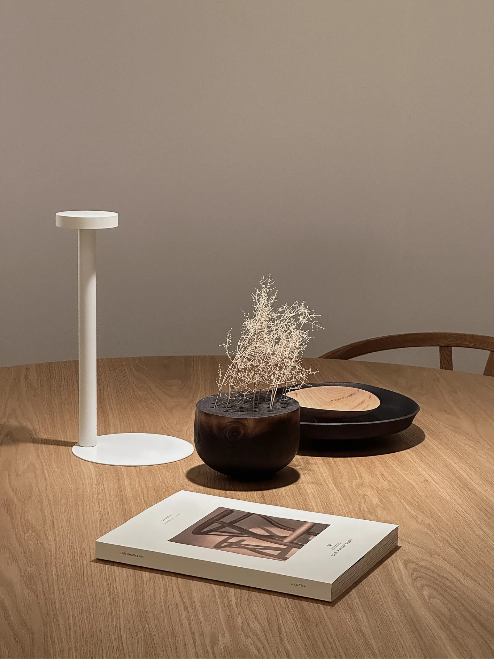 Luce naturale su tavolo e oggetti in legno nello showroom Origo